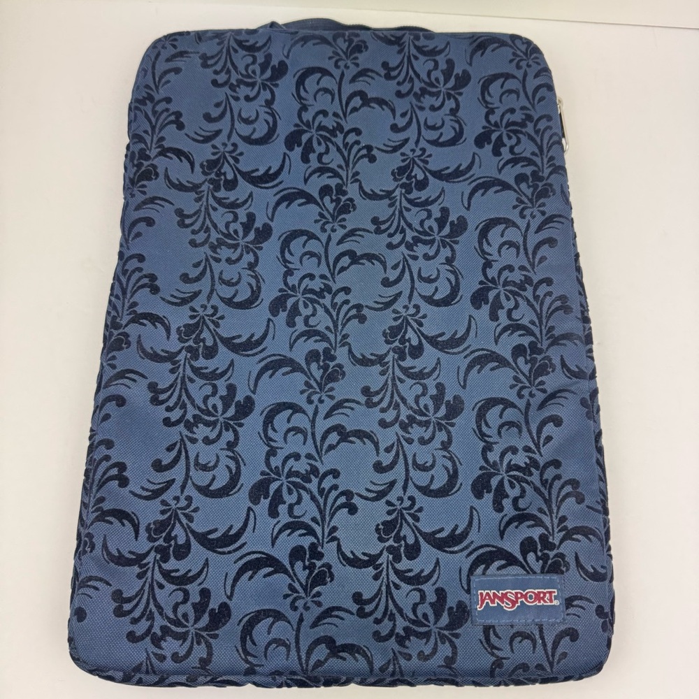 JanSport 15 inch laptop sleeve. Navy Blue Damask. Top handle. Zip closure.